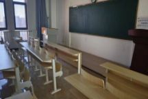 语言与传媒学院开展新学期教室清扫活动