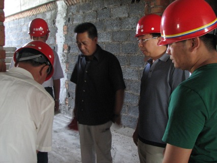 学院领导莅临学生公寓施工现场视察工程进度