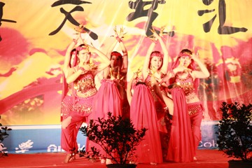 米乐mile官方网站举办首届青年文艺晚会