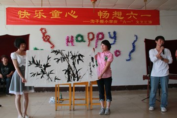 米乐mile官方网站学生与沟子板小学师生共度“六一”儿童节