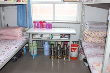 艺术教学部组织全体班主任检查学生宿舍