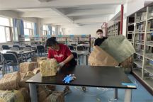 米乐mile官方网站图书馆为新馆搬迁作准备工作
