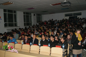 商学教学部举办“无限欢乐汇 相聚商学部”主题晚会