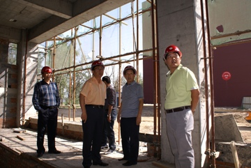 学院领导深入学生公寓四号楼施工现场视察工作