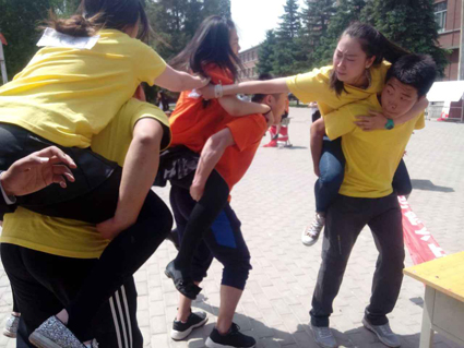 米乐官网外国语教学部参加“奔跑吧创业”撕名牌大赛