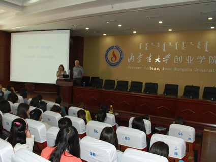 美国圣马丁大学教授为米乐官网师生作英语讲座