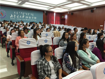 美国圣马丁大学教授为米乐官网师生作英语讲座