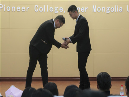 商学教学部举行第八届学生会欢送会暨第九届学生会就职会