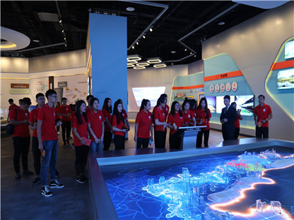 米乐官网第二期青马班学员参观内蒙古成立70周年成就展